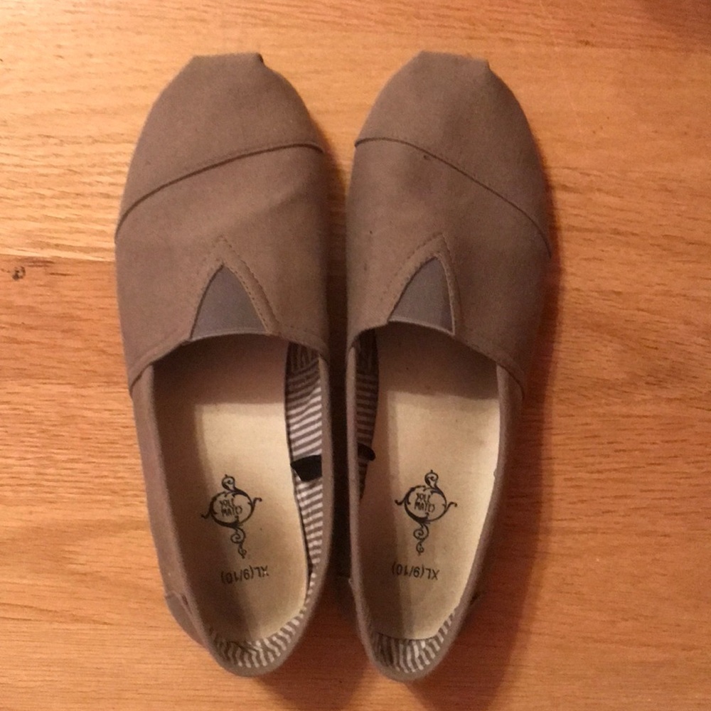 Size 10 casual flats